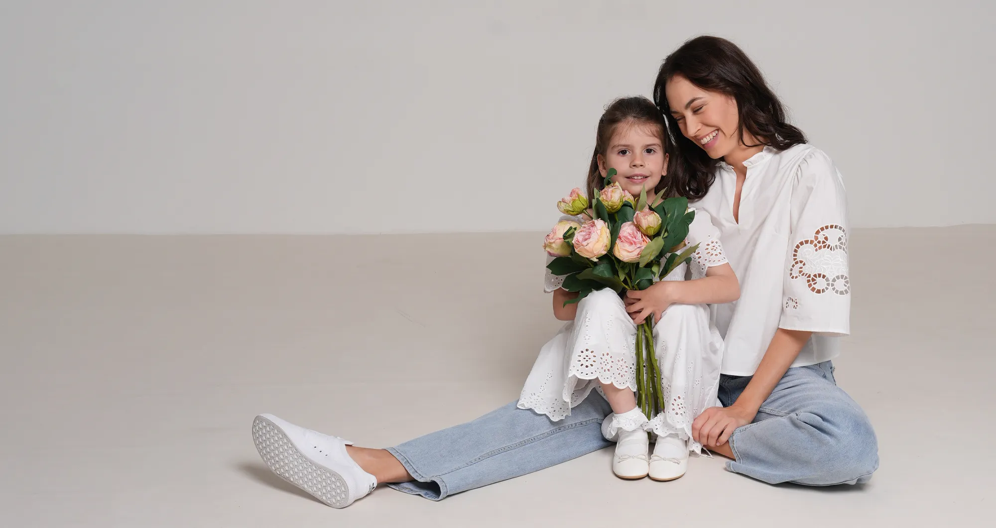blumen, blumenstrauß, mutter und kind, weißes kleid, familie